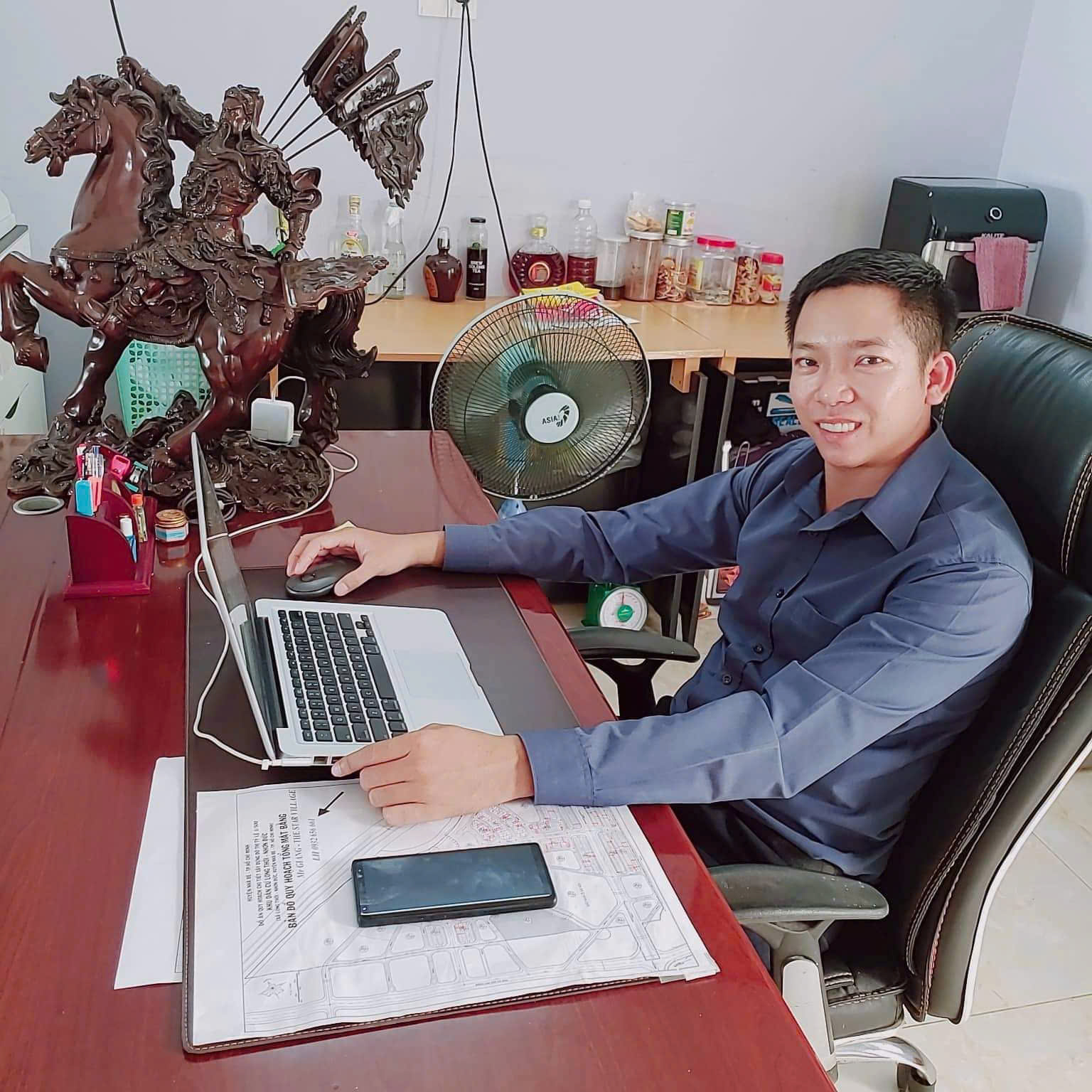 Mr. Giang làm việc với bản đồ quy hoạch The Star Village